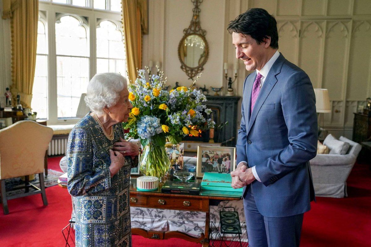  Královna Alžběta a premiér Kanady Justin Trudeau.