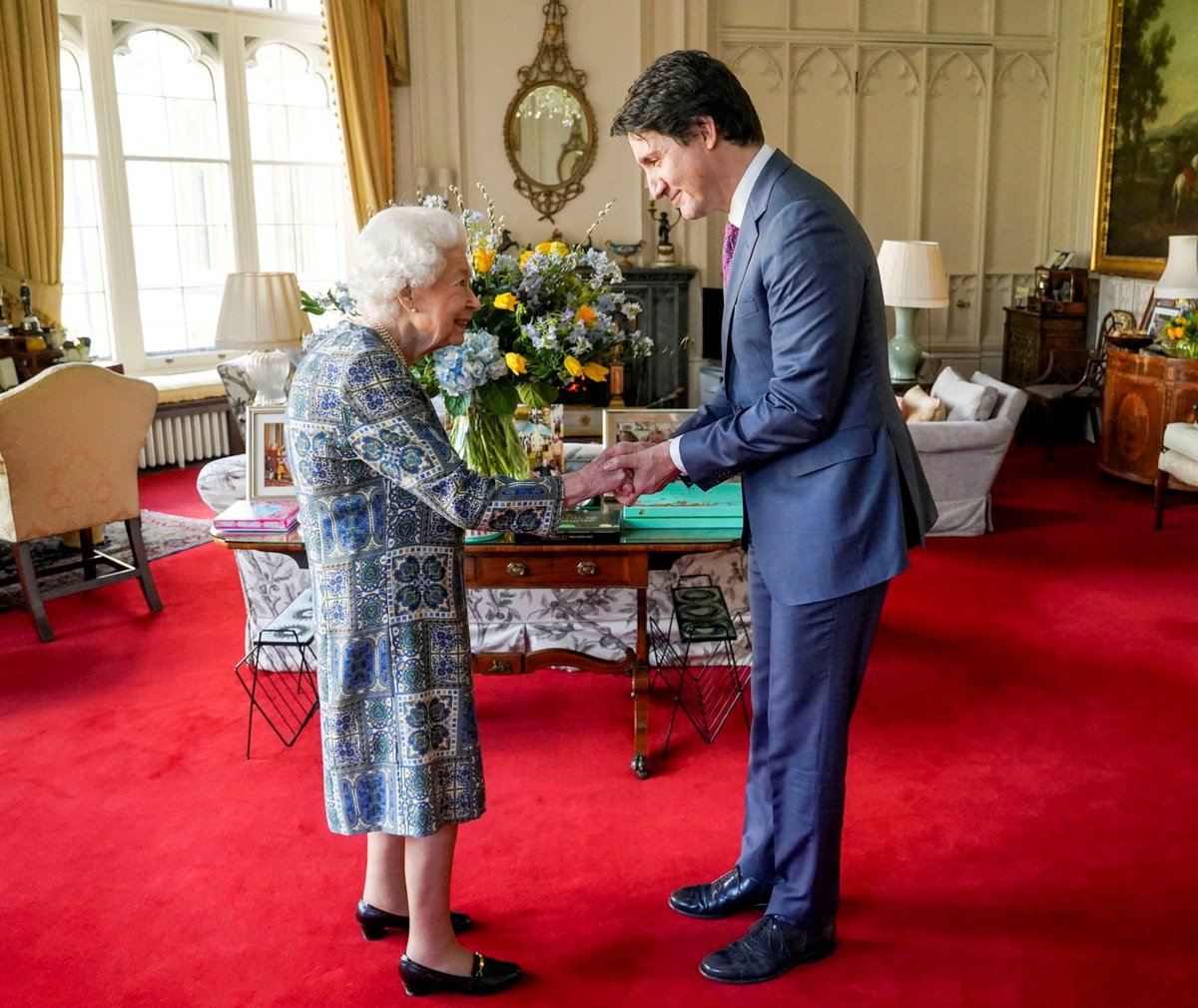  Královna Alžběta a premiér Kanady Justin Trudeau.