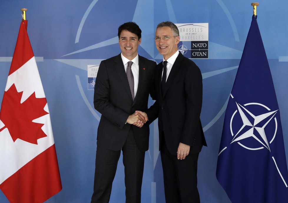 Generální tajemník NATO Stoltenberg a premiér Kanady Trudeau na summitu v roce 2017