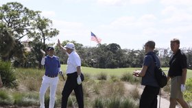 V únoru vzal Trump na golf japonského premiéra Abého.