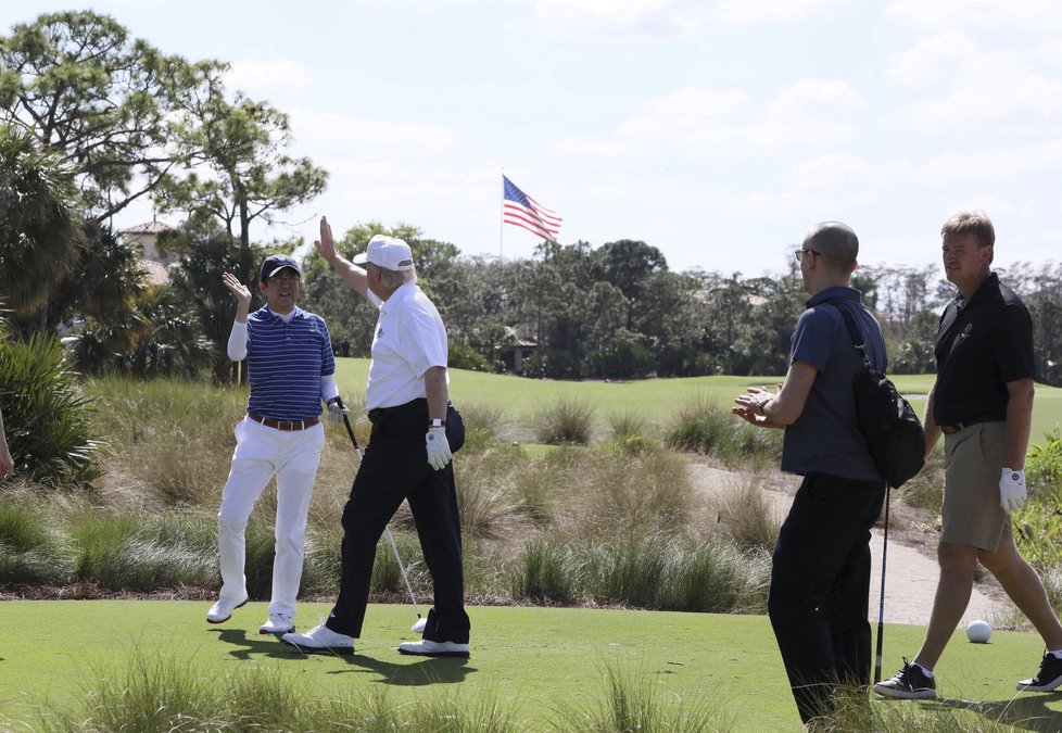 V únoru vzal Trump na golf japonského premiéra Abého.