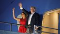 Trump se ženou Melanií při výstupu z Air Force One
