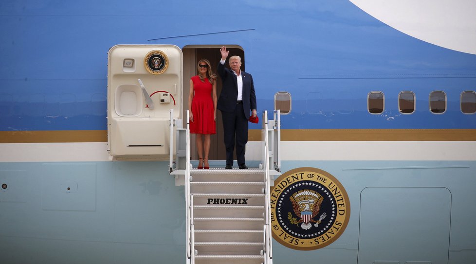 Trump se ženou Melanií při výstupu z Air Force One