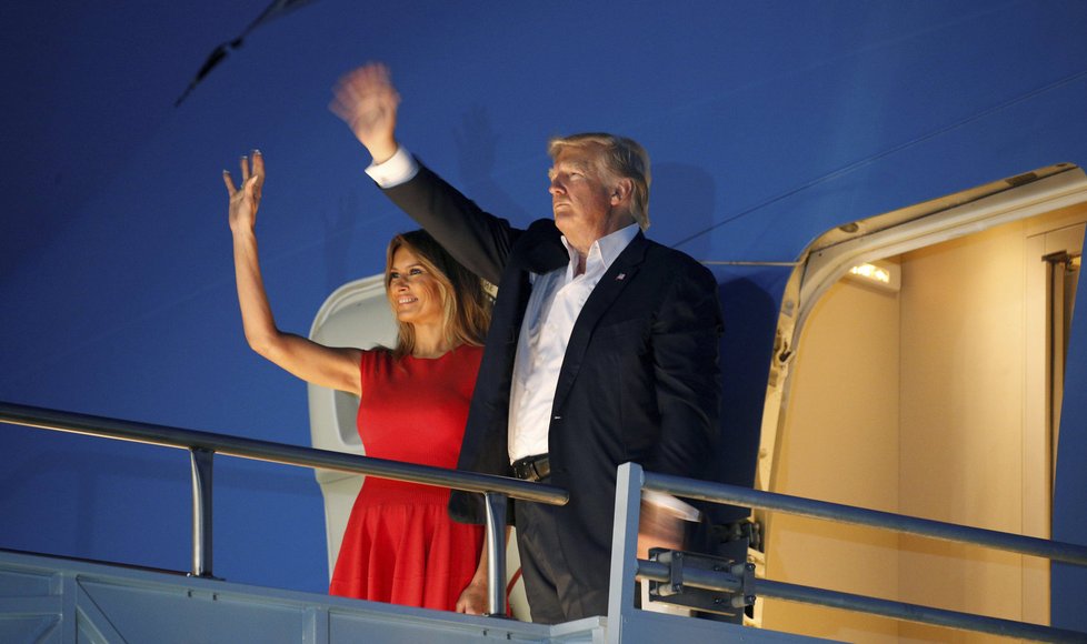 Trump se ženou Melanií při výstupu z Air Force One