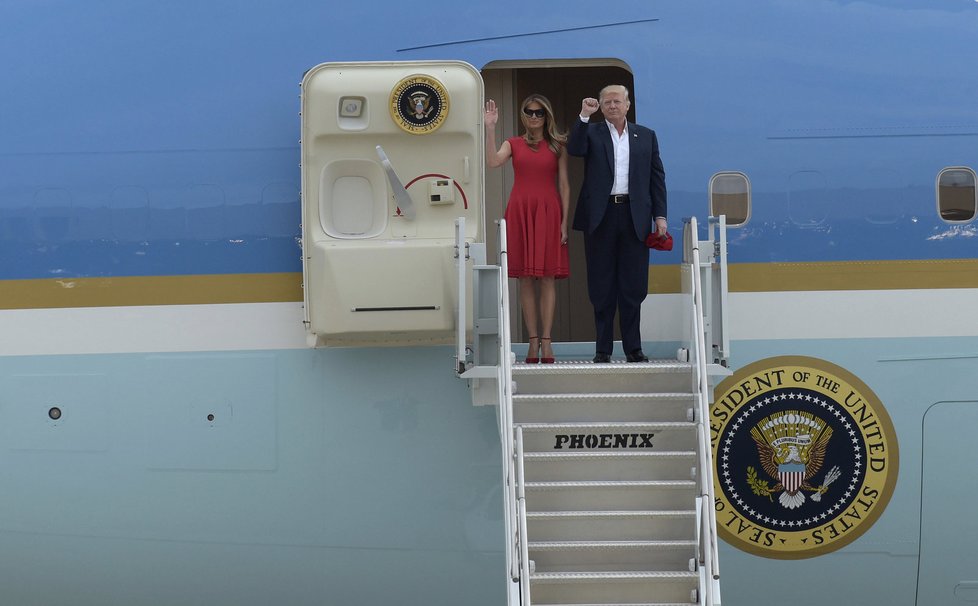 Trump se ženou Melanií při výstupu z Air Force One