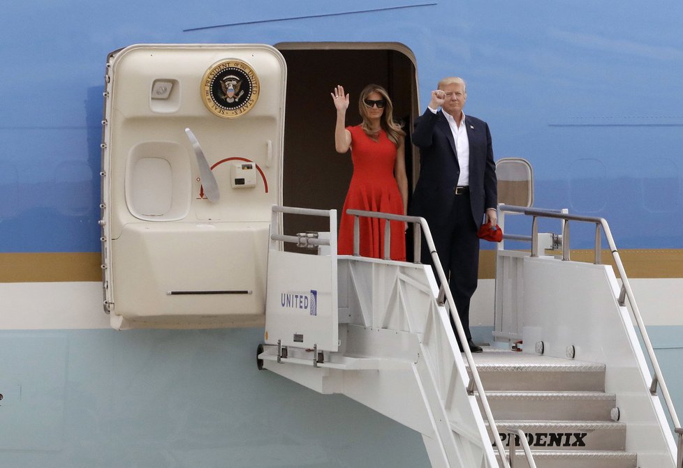 Trump se ženou Melanií při výstupu z Air Force One