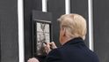 Bývalý americký prezident Donald Trump těsně před koncem mandátu navštívil svou nedokončenou zeď. Ani půl roku poté není jasné, co s projektem bude dál. Bývalý americký prezident Donald Trump těsně před koncem mandátu navštívil svou nedokončenou zeď. Ani půl roku poté není jasné, co s projektem bude dál.