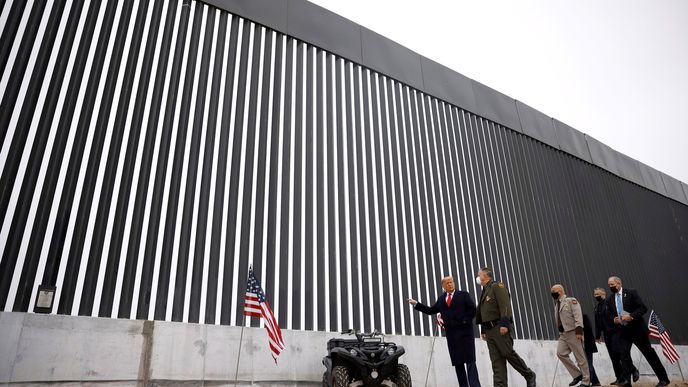 Stavba zdi na americko-mexické hranici, která se stala symbolem přísné migrační politiky bývalého prezidenta Trumpa, pokračuje i za jeho nástupce.