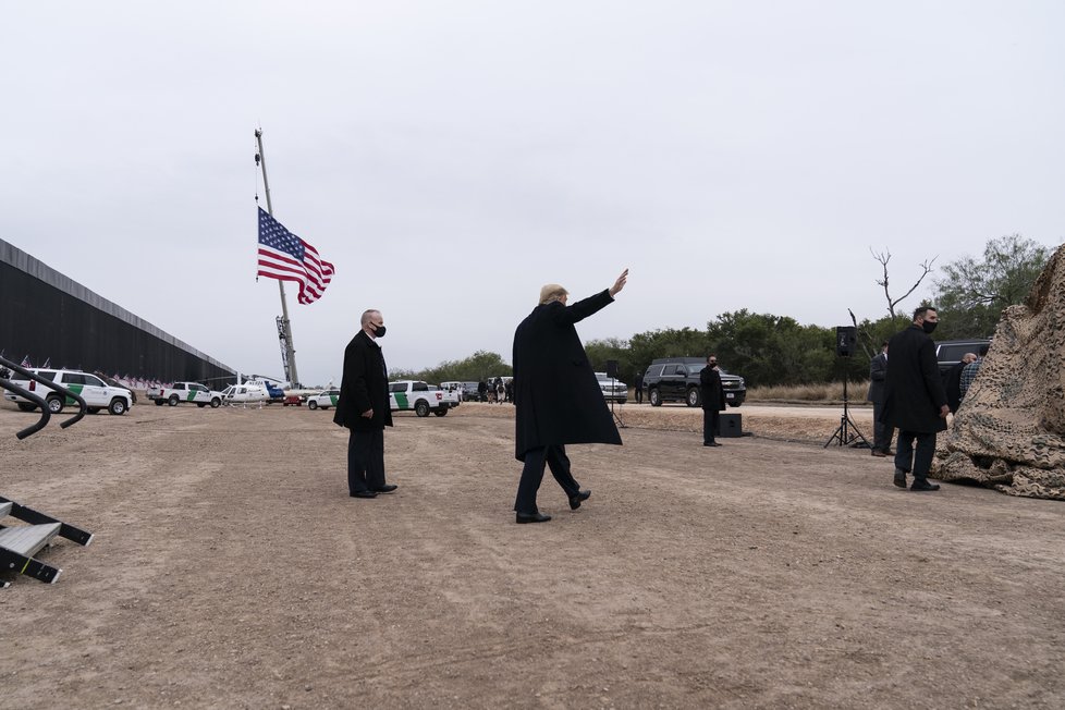 Dosluhující americký prezident Donald Trump navštívil americko-mexickou hranici v texaském Alamu.