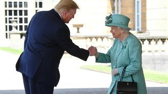 Britská královna Alžběta uvítala Donalda Trumpa. Řada politiků návštěvu bojkotuje 