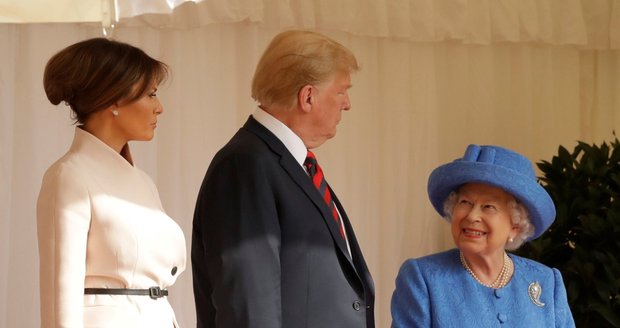Britská královna Alžběta II. se setkala s americkým prezidentským párem a vzala si na sebe kontroverzní brož