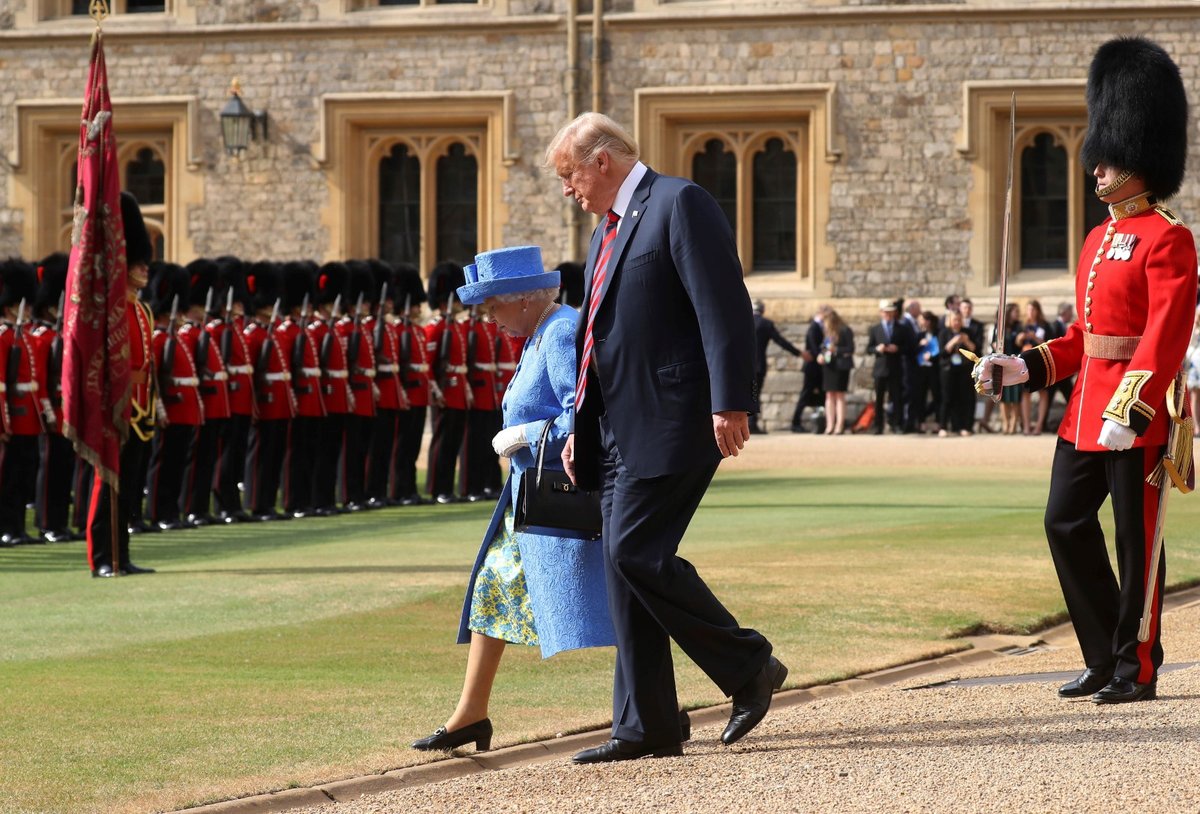 Britská královna Alžběta II. se setkala s americkým prezidentským párem