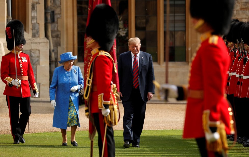 Britská královna Alžběta II. se setkala s americkým prezidentským párem