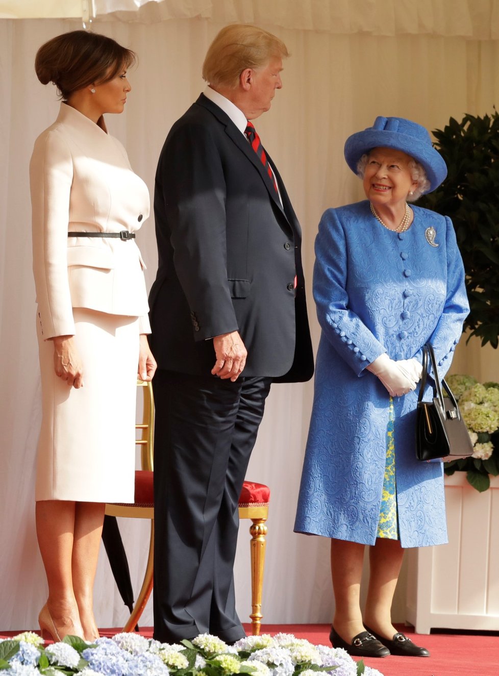 Britská královna Alžběta II. se setkala s americkým prezidentským párem.