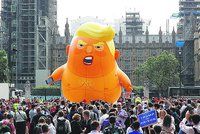 Britská muzea se rvou o nafukovačku „Mimina Trumpa“, autoři chystají turné