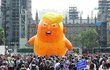 Protest. Londýňané na návštěvě Trumpa nechtěli, a tak nafoukli šestimetrový balón. Přišel na 300 tisíc korun a byla na něj vyhlášena sbírka.