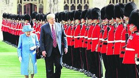 Královna Alžběta II. a Trump před nastoupenou královskou gardu ve Windsoru.