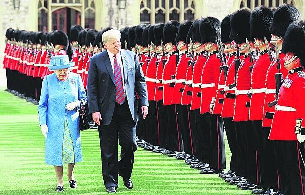 Královna Alžběta II. a Trump před nastoupenou královskou gardu ve Windsoru.