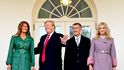 Společná fotka prezidenta Donalda Trumpa, jeho ženy Melanie a Andreje Babiše s manželkou Monikou. Nakonec je novináři uhnali u dveří do Oválné pracovny 