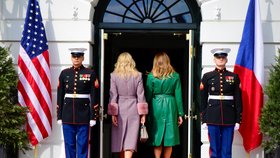 Melania Trumpová a Monika Babišová stojí před dveřmi do Bílého domu a sledují své manžely.