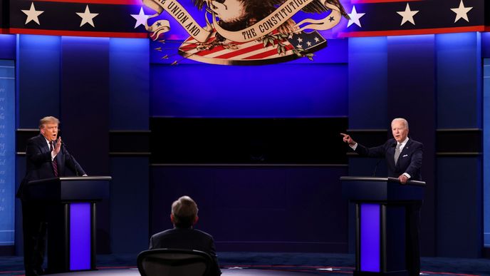 První předvolební debata kandidátů na amerického prezidenta byla podle analytiků chaotická a ukřičená.