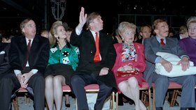 Donald Trump se svou rodinou při otevírání kasina. Jeho bratr Robert (zcela vlevo) nedávno zemřel.