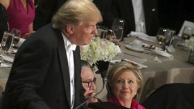 Trump i Clintonová se na charitativní večeři dobře bavili.