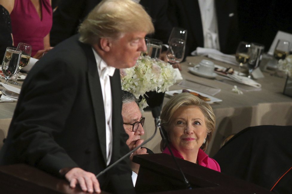 Trump i Clintonová se na charitativní večeři dobře bavili.