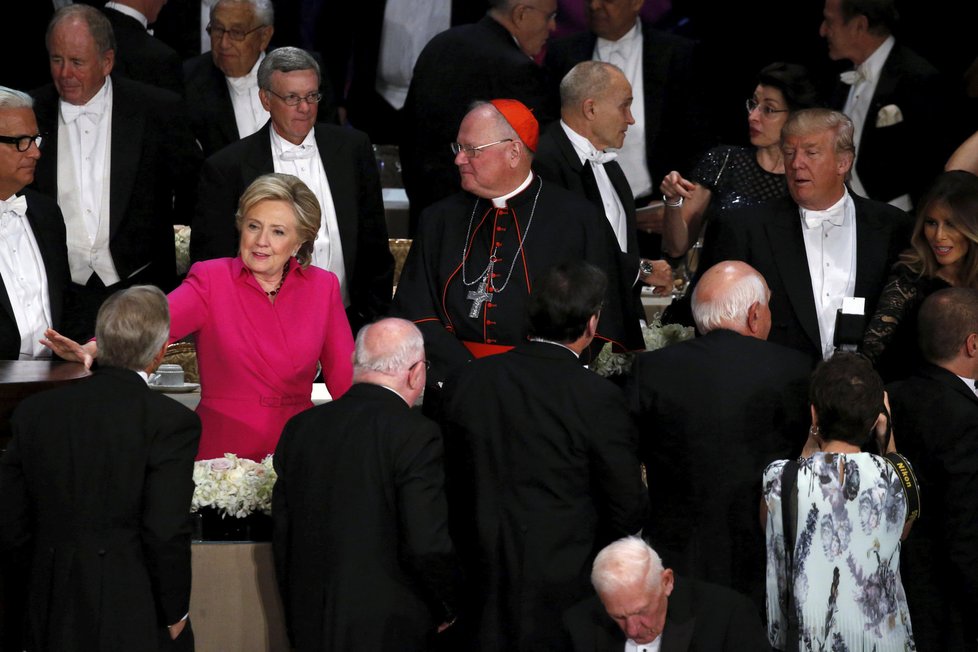 Trump i Clintonová se na charitativní večeři dobře bavili.