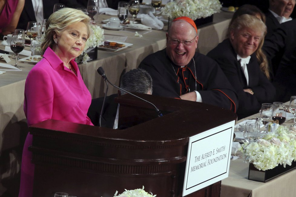 Trump i Clintonová se na charitativní večeři dobře bavili.