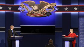 Donald Trump se před televizními kamerami utkal s Hillary Clintonovou.