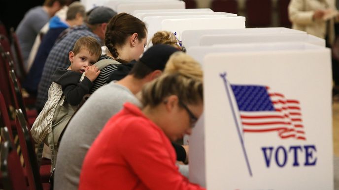 Průběh amerických voleb. Nachystáno je i občerstvení, ale hlavně lidé vyjadřují svou podporu jednomu, nebo druhému kandidátovi.