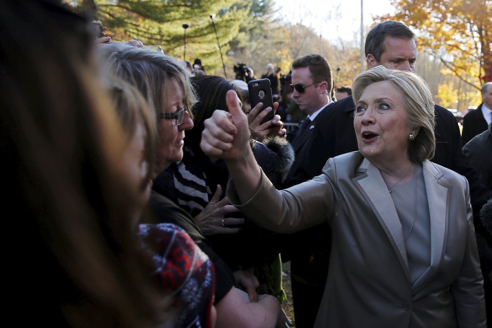 Hillary při cestě do volební místnosti, kam šla po boku svého manžela Billa.