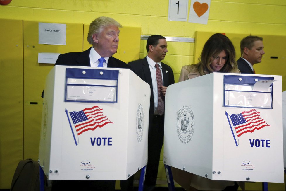 Donald Trump dohlížející na svou manželku u voleb