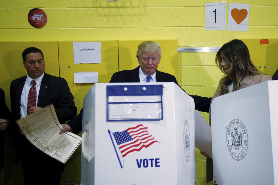 Donald Trump volil se svojí ženou Melanií.