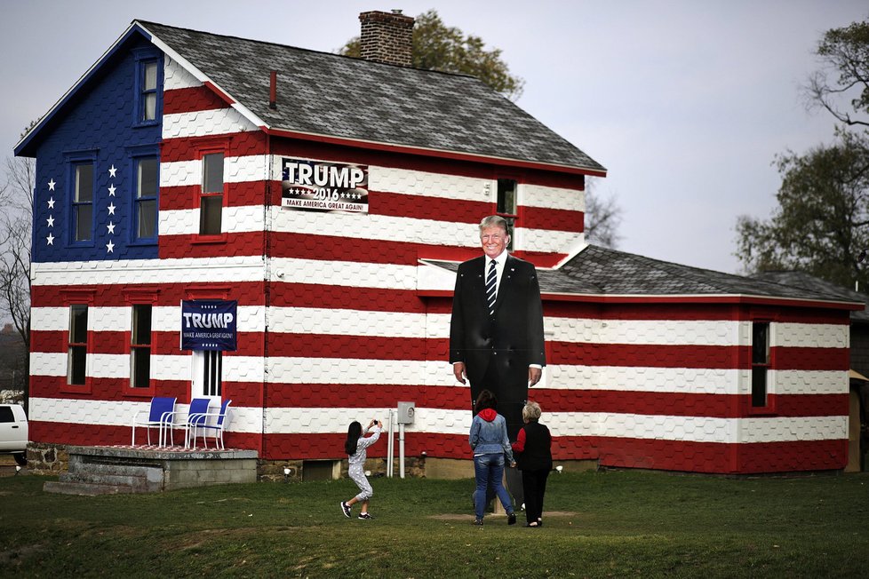 Obří Donald Trump před domem jedné z jeho podporovatelek.