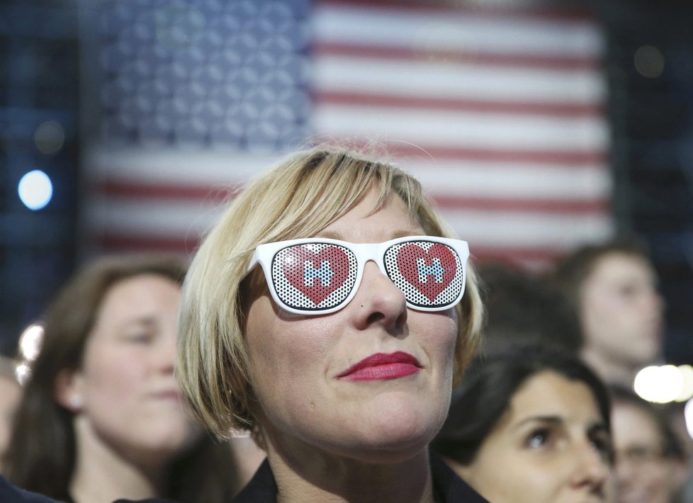 Nezbývá než čekat, jak volby dopadnou. Lidé po celém světě sledují volbu nové hlavy státu v USA.