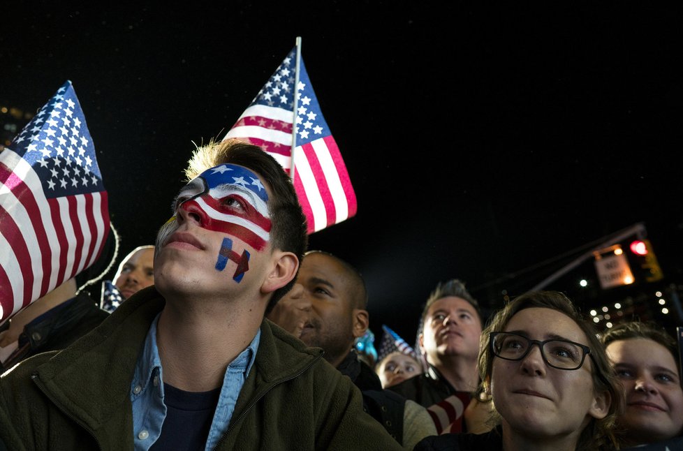 Nezbývá než čekat, jak volby dopadnou. Lidé po celém světě sledují volbu nové hlavy státu v USA.