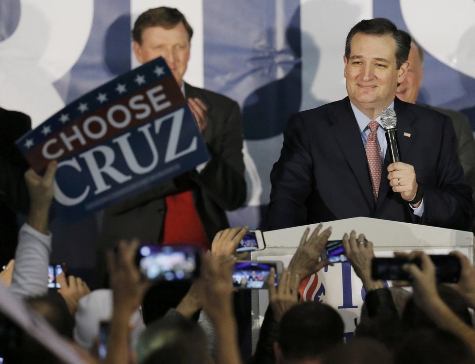 Senátor Ted Cruz porazil Trumpa v nominačním souboji v Iowě