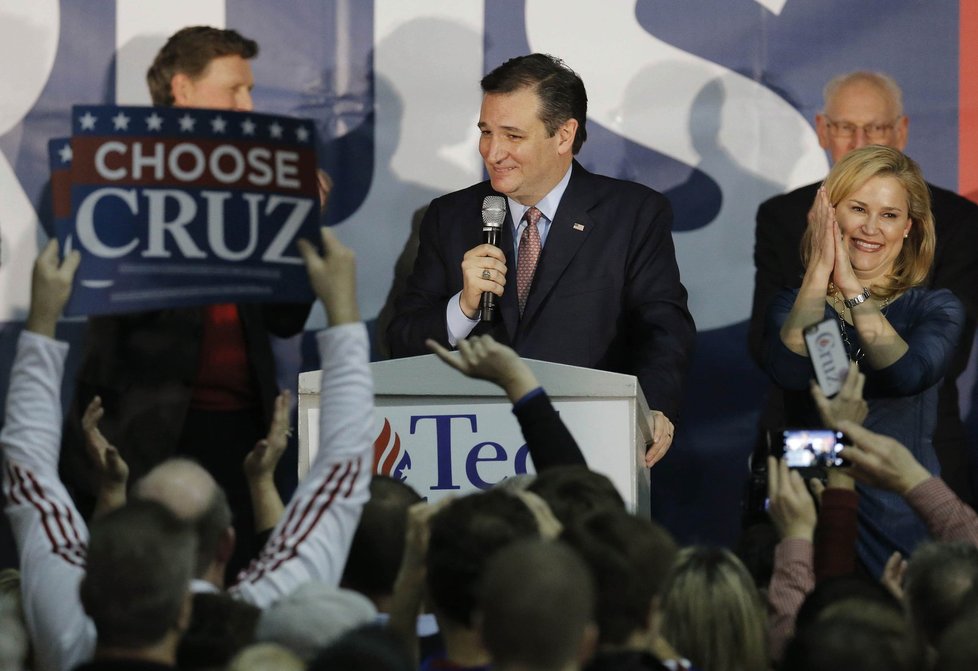 Senátor Ted Cruz porazil Trumpa v nominačním souboji v Iowě.