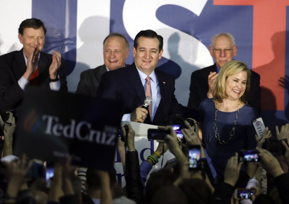 Senátor Ted Cruz porazil Trumpa v nominačním souboji v Iowě.
