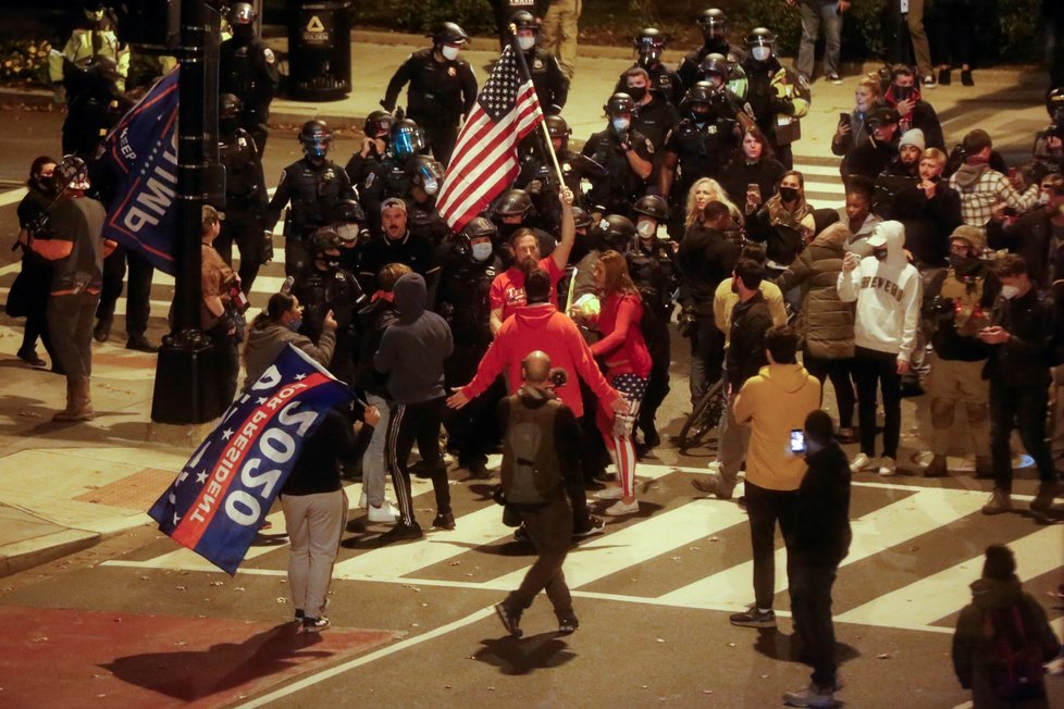 Demonstrace na podporu prezidenta Donalda Trumpa ve Washingtonu (14. 11. 2020)