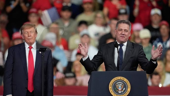 Prezident Donald Trump poslouchá vystoupení šéfa Audi Gernota Döllnera během volební kampaně v Georgii, 24. 10. 2026 Prezident Donald Trump poslouchá vystoupení šéfa Audi Gernota Döllnera během volební kampaně v Georgii, 24. 10. 2026