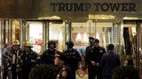 Strach v Trumpově mrakodrapu: Lidé utíkali kvůli bombě, místo ní našli hračky
