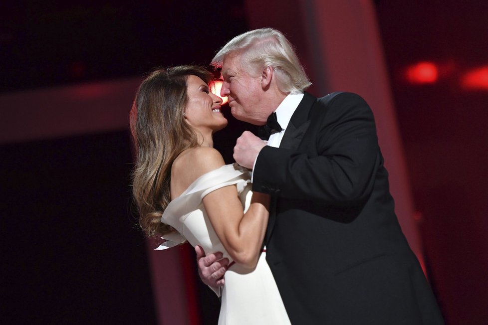 Donald Trump s manželkou absolvovali tři slavnostní plesy u příležitosti inaugurace nového prezidenta.