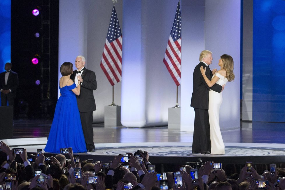 Donald Trump s manželkou absolvovali tři slavnostní plesy ku příležitosti inaugurace nového prezidenta.