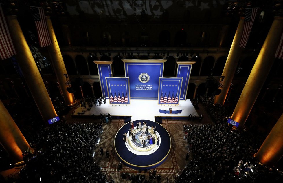 Donald Trump s manželkou absolvovali tři slavnostní plesy ku příležitosti inaugurace nového prezidenta.