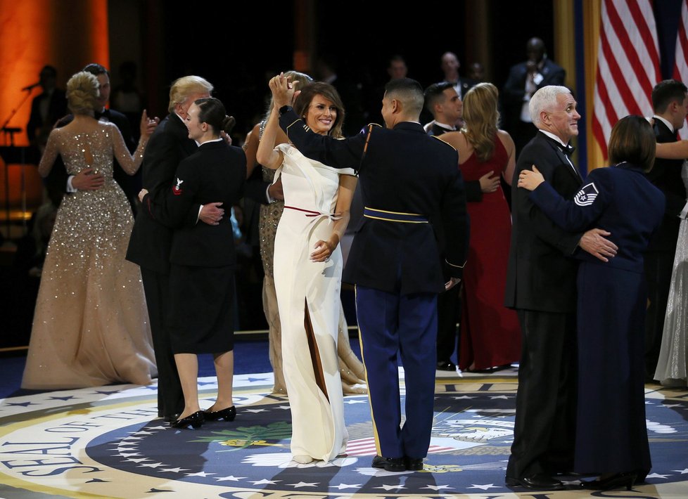 Donald Trump s manželkou absolvovali tři slavnostní plesy u příležitosti inaugurace nového prezidenta.