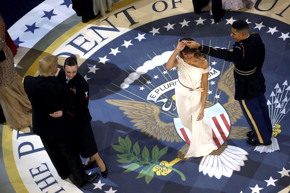 Donald Trump s manželkou absolvovali tři slavnostní plesy u příležitosti inaugurace nového prezidenta.