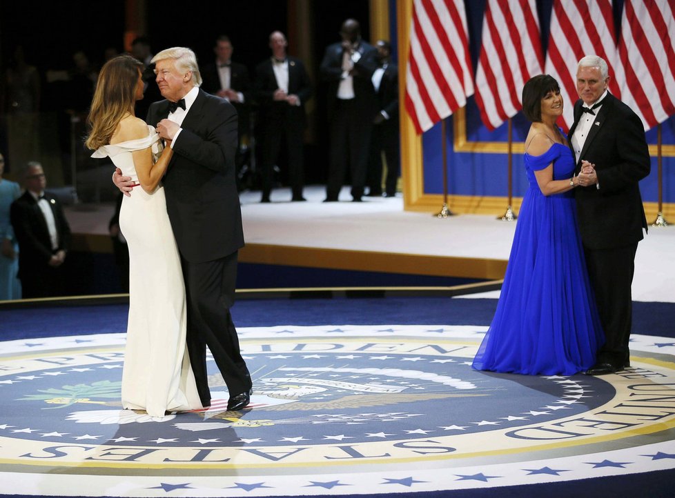 Donald Trump s manželkou absolvovali tři slavnostní plesy u příležitosti inaugurace nového prezidenta.